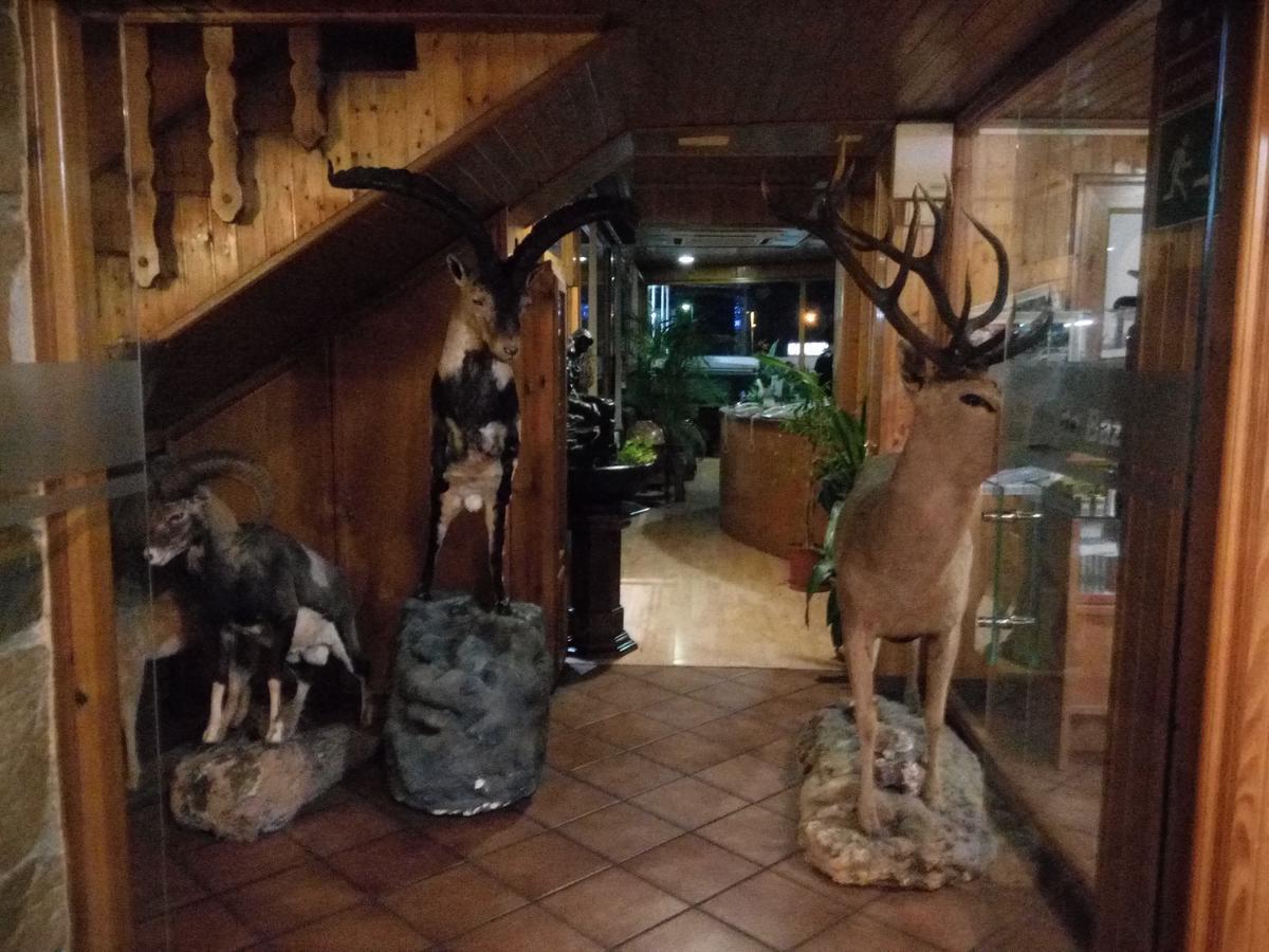 Hostal Sierra De Baza Bagian luar foto